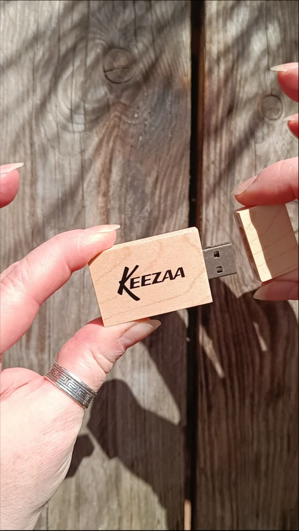 Keezaa Exklusiv: Holz-USB-Stick mit allen Songs – Bild 3